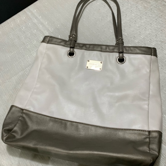 9 West Tote like new. - Picture 4 of 9